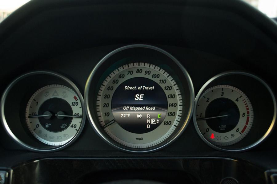 Панель приборов Mercedes-Benz E250 BlueTec 2014 года  (фото 5 из 13)